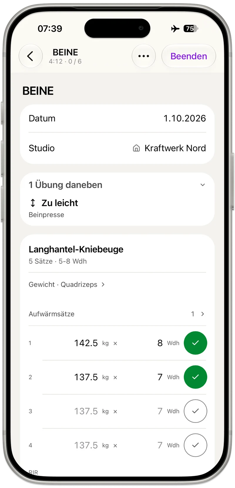 Bildschirm von Satzwerk während des Trainings: Übungen außerhalb des Ziels, darunter Sätze mit Gewicht, Wiederholungen und Haken